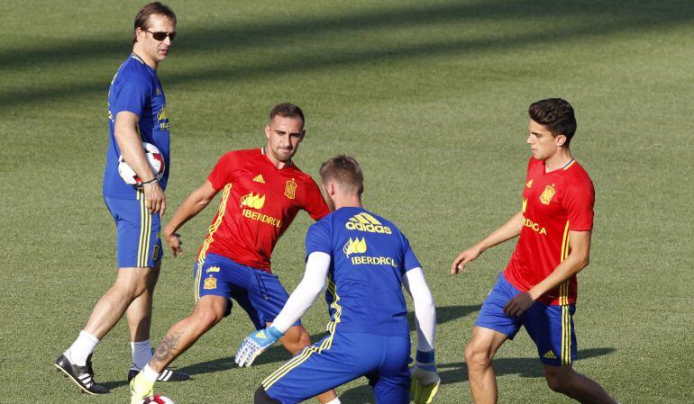 Julen Lopetegui, junto a David de Gea, Marc Bartra, Paco Alcácer y David Silva.