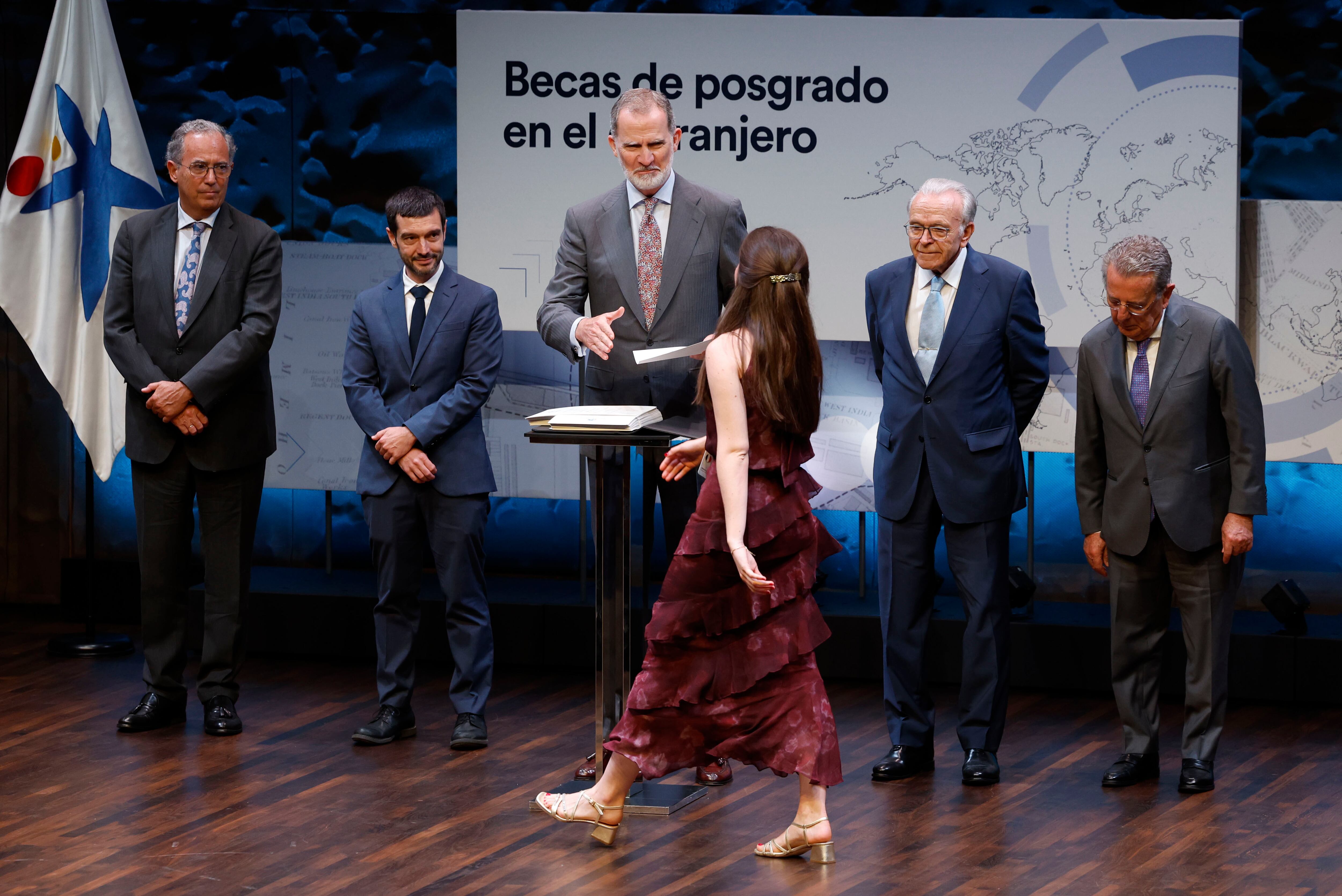 MADRID (ESPAÑA), 04/06/2025.- El rey Felipe VI, acompañado del ministro de Derechos Sociales, Consumo y Agenda 2030 Pablo Bustinduy (2i) y del presidente de la Fundación La Caixa, Isidro Fainé (2d), entre otros, durante el acto de entrega de las becas de la Fundación celebrado este miércoles en Madrid.