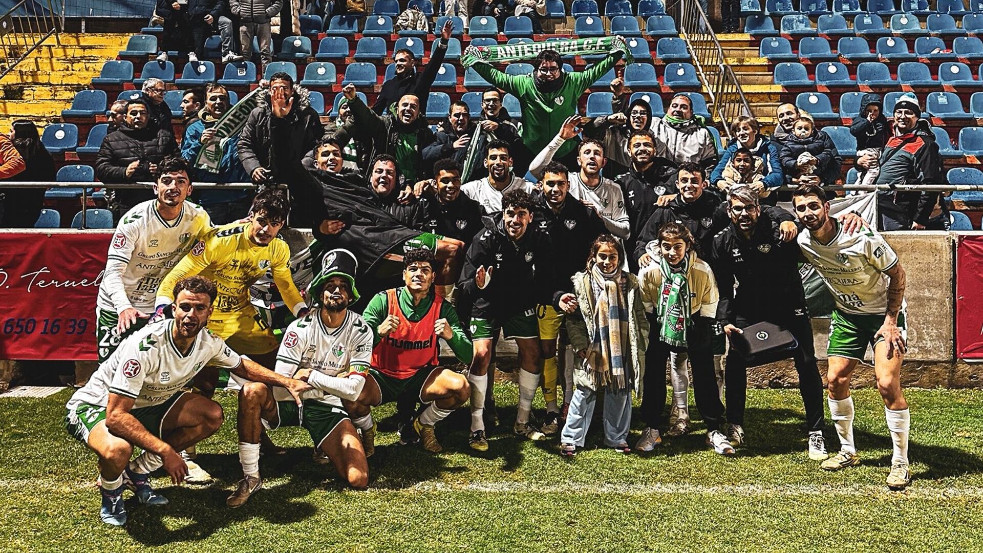 El Antequera CF celebra el triunfo en Teruel