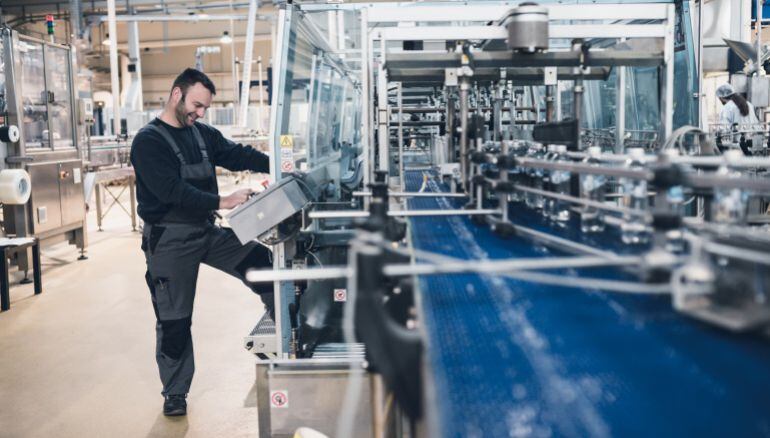 Operario trabajando en una industria