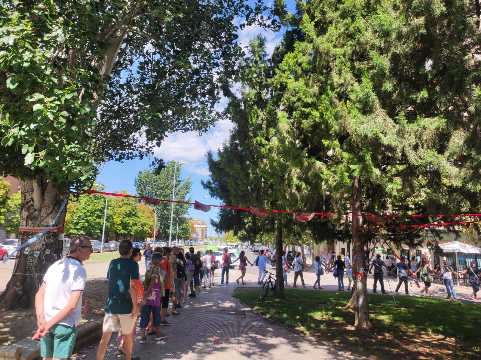 Cadena humana durante la concentración en el Jardín de la antigua Fuente del Ibón, Huesca.