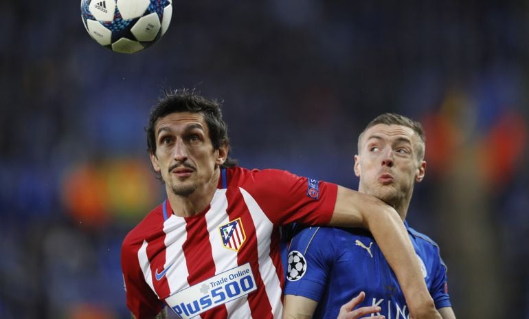 Stefan Savic defiende al delantero del Leicester Jamie Vardy.