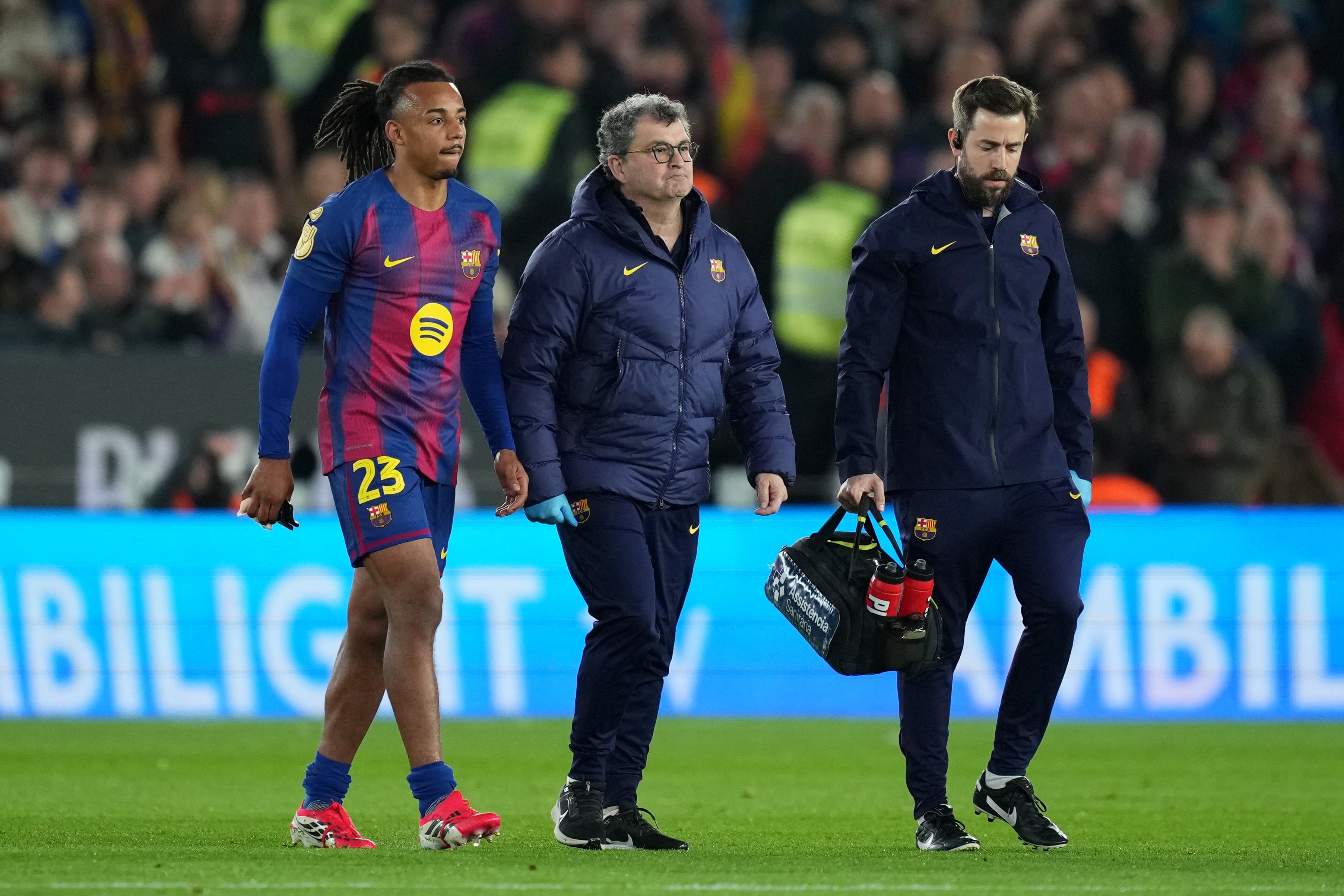 Una nueva baja para Flick: Koundé se retira lesionado a los diez minutos de la semifinal de Copa