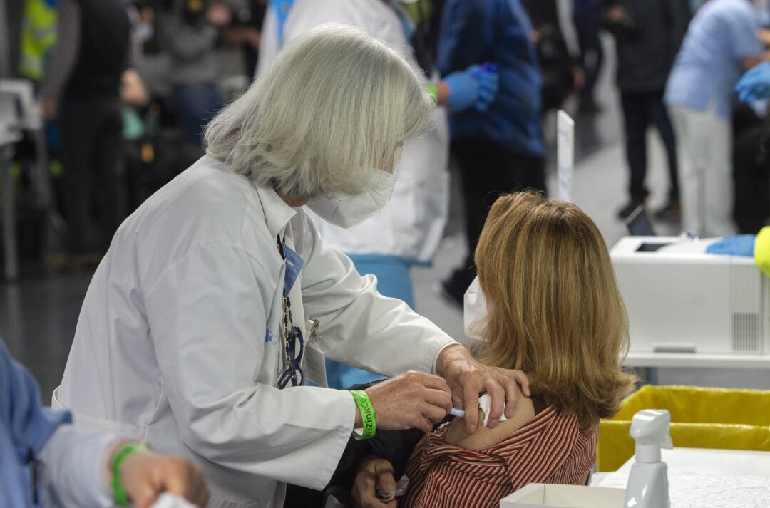 (ARCHIVO) Una trabajadora sanitaria administra una dosis de la vacuna AstraZeneca contra el Covid-19 a una persona en el Wizink Center