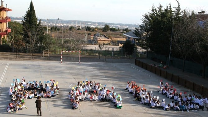 El pati del CEIP Gil Cristià de La Selva del Camp, on els alumnes celebraven el 30 de gener el Dia de la Pau i la No Violència