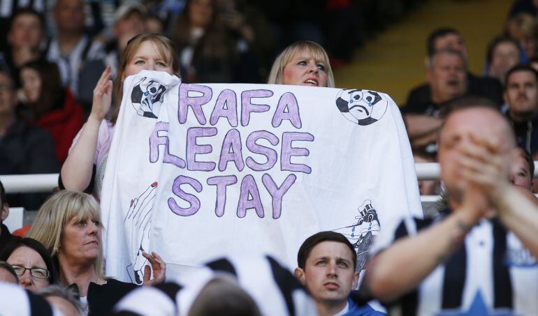 Dos aficionadas del Newcastle piden a Rafa Benítez que continúe la temporada que viene.