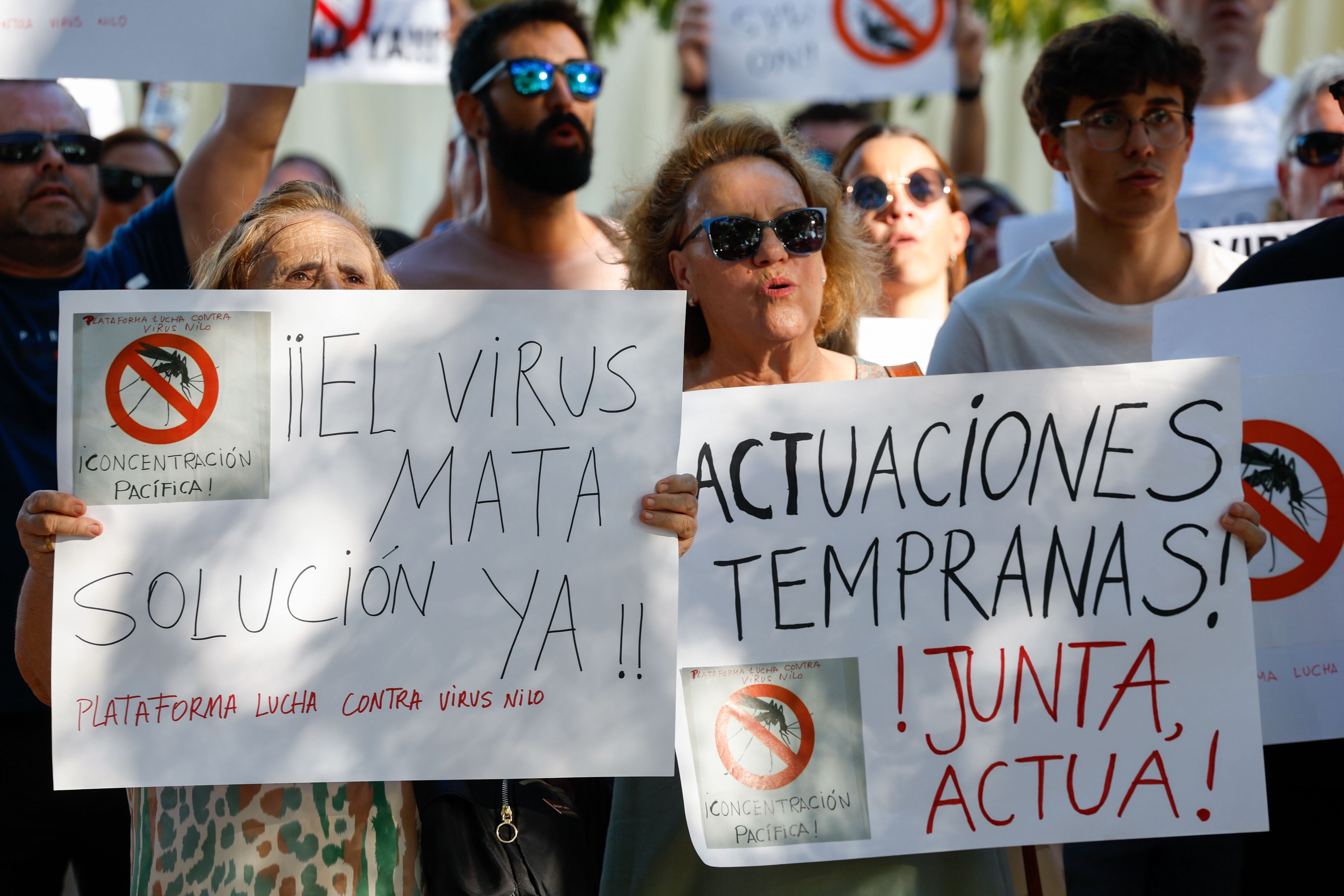 Vecinos de Coria del Río (Sevilla) y de otras localidades cercanas a este municipio junto al río Guadalquivir se concentraban el pasado 19 de agosto, para pedir a la Junta de Andalucía que aumente el control sobre las poblaciones de mosquitos que pueden propagar el virus del Nilo. EFE/ Julio Muñoz