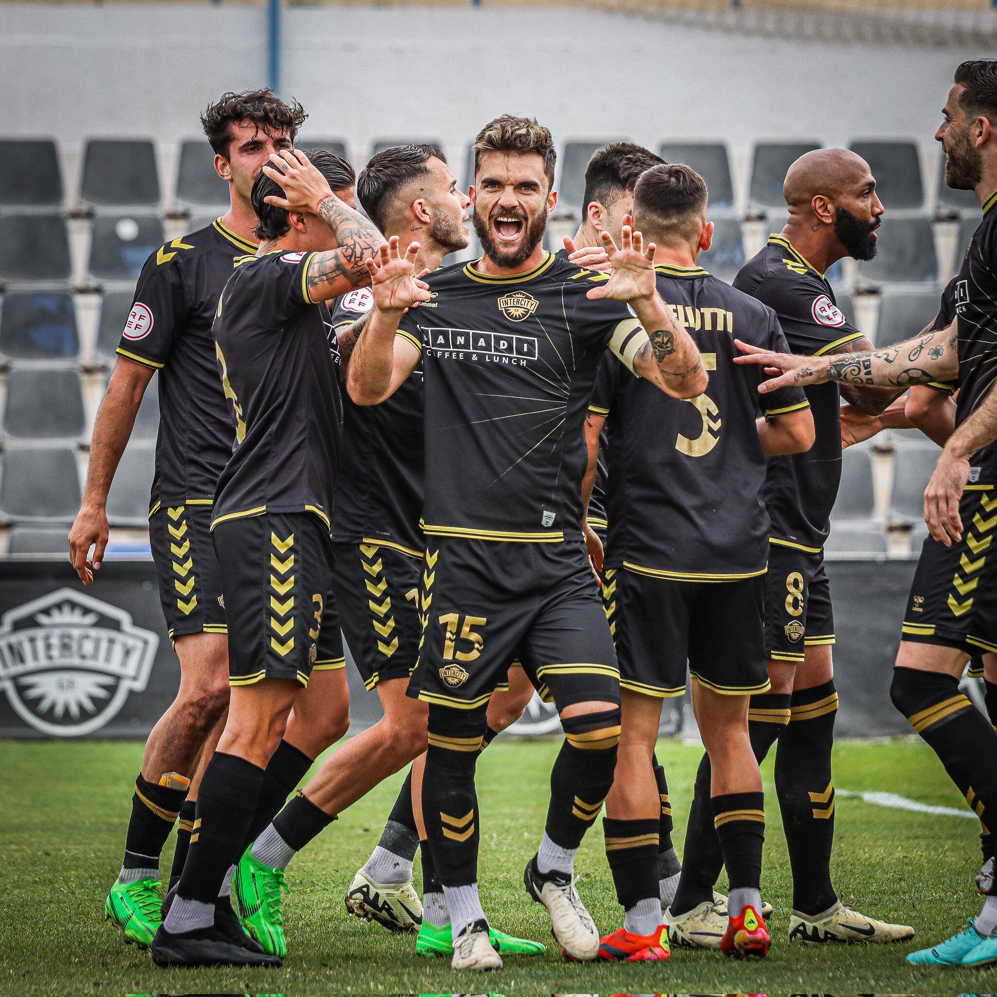 Alvaro Pérez, jugador del Intercity, celebra su gol frente Antequera