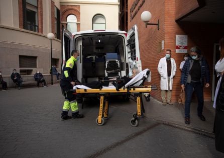 María es traslada en ambulancia al Hospital Clínico de València donde donará sus órganos para ayudar a otras personas enfermas y culminar así el proceso para morir por eutanasia, el recurso sanitario y legal al que se aferró para dejar de sufrir.