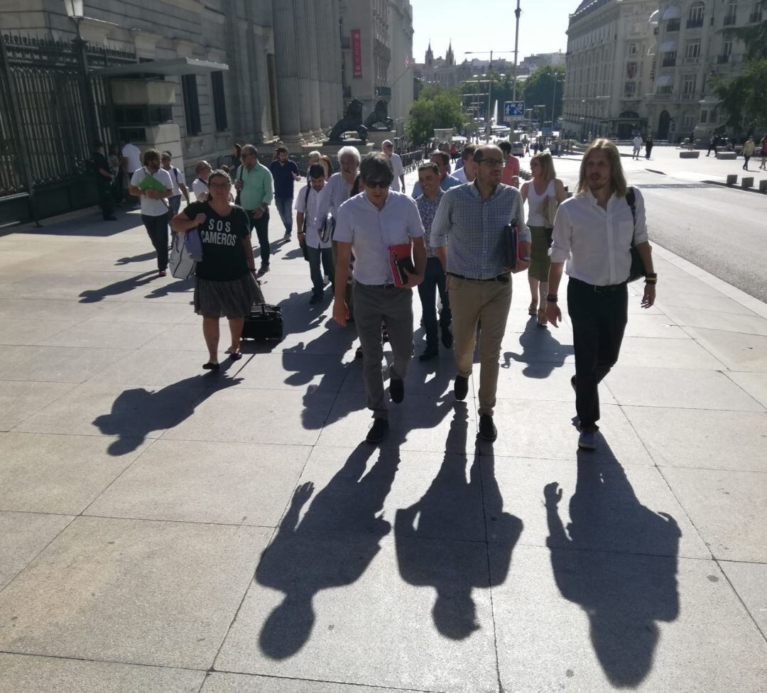 Pablo Fernández (a la dcha) a la salida del Congreso, en la carrera de San Jerónimo, con varios miembros de las plataformas