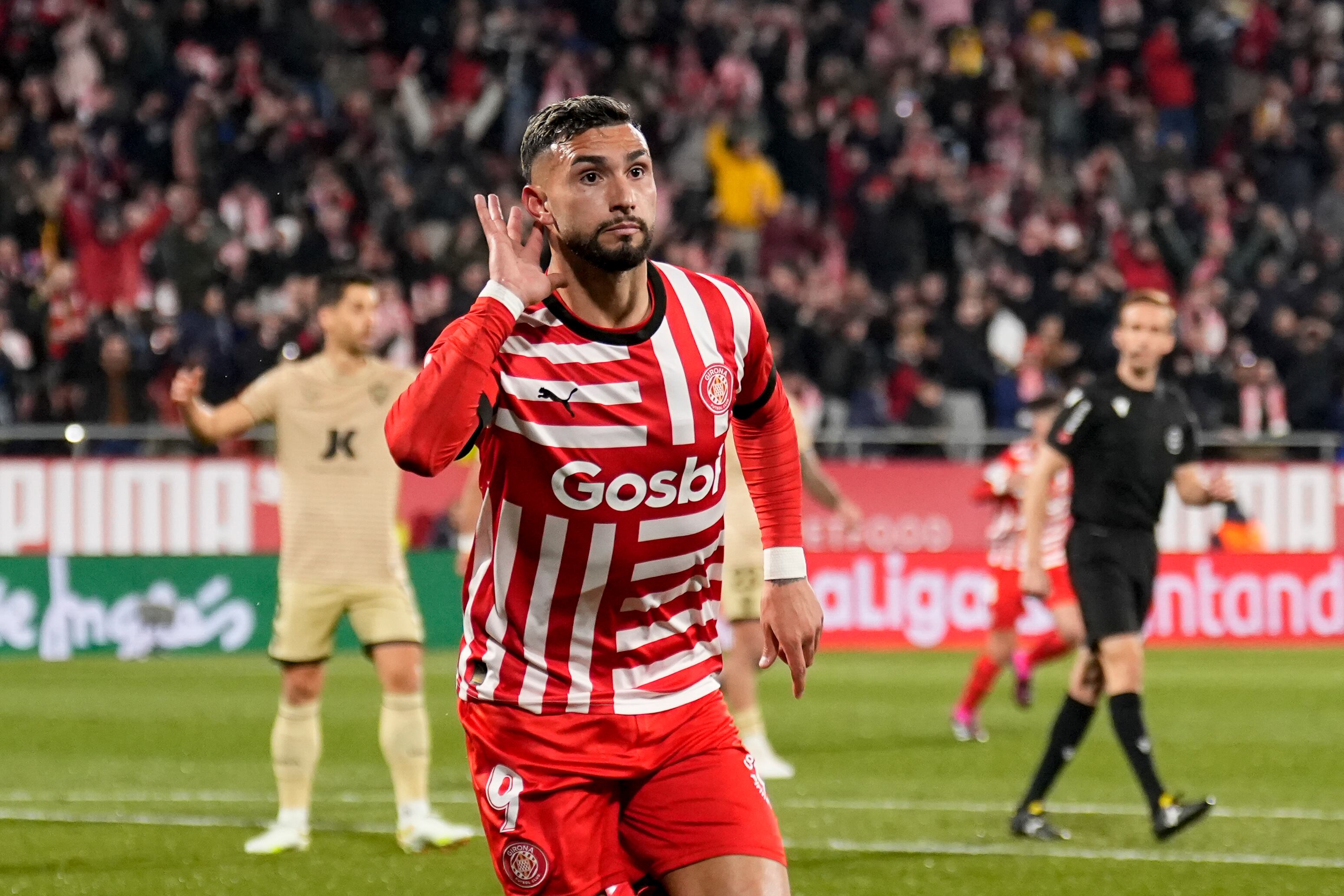 GIRONA, 17/02/2023.- El delantero del Girona FC Valentín Castellano celebra su gol, primero del equipo ante la UD Almería, durante el encuentro de la jornada 22 de Liga en Primera División que se disputa hoy viernes en el estadio de Montilivi, en Girona. EFE/David Borrat.