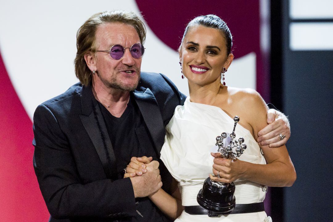 Penélope Cruz recibe el premio Donostia de la mano de Bono, de U2