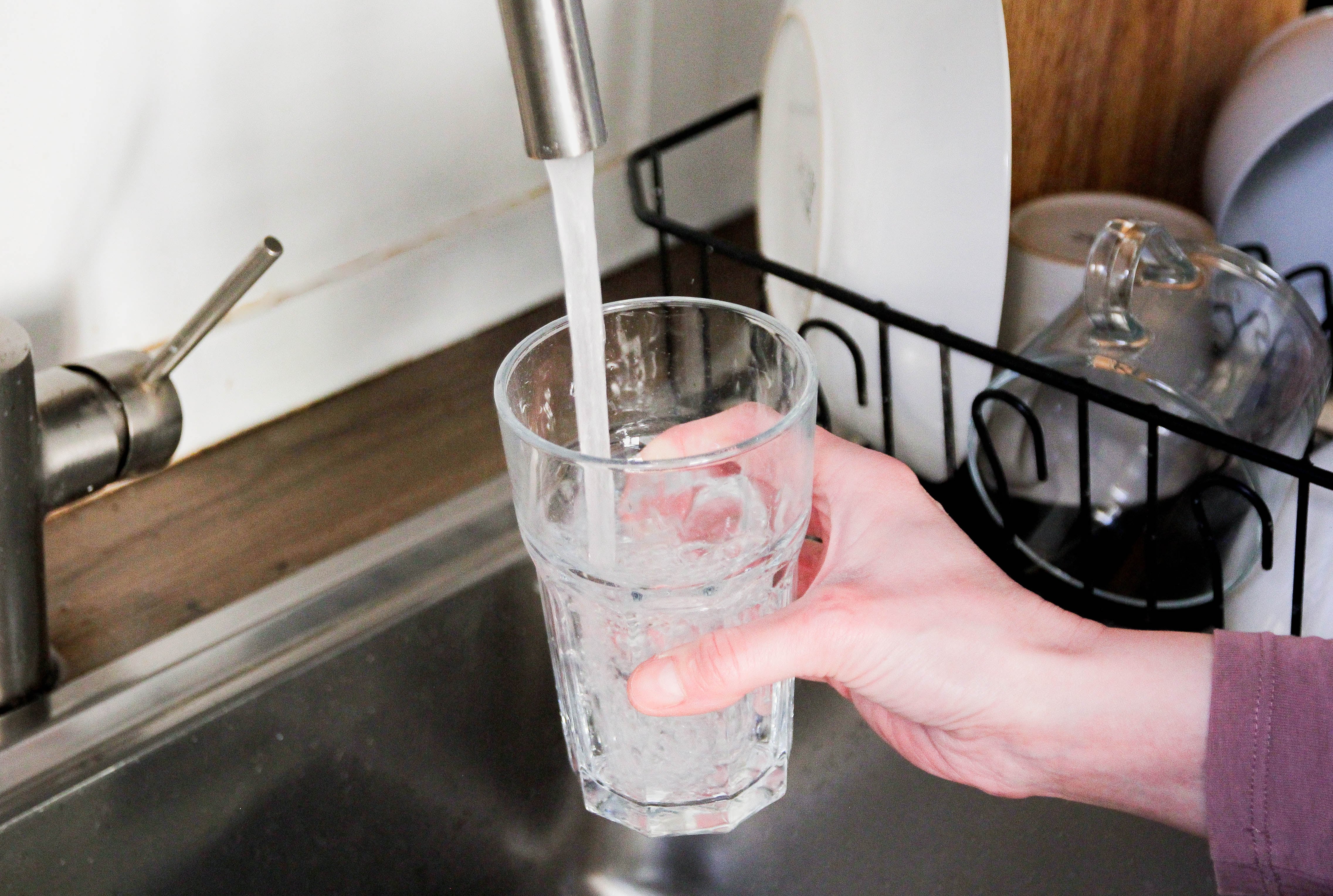 Aguas de Murcia ha renovado el certificado que garantiza la calidad del agua del grifo que beben los murcianos.