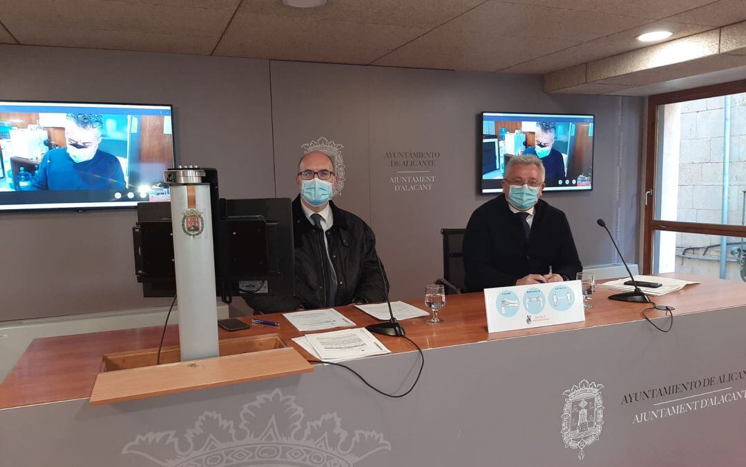 Los portavoces municipales, Manuel Villar y antonio Manresa, durante la rueda de prensa de este martes