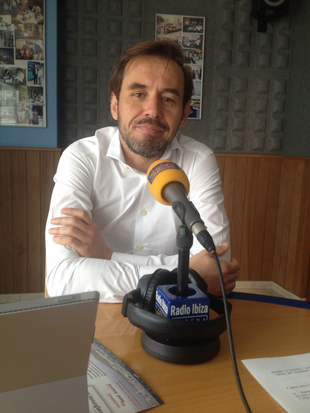 Óscar Perelli, en una imagen de archivo en los estudios de Radio Ibiza SER