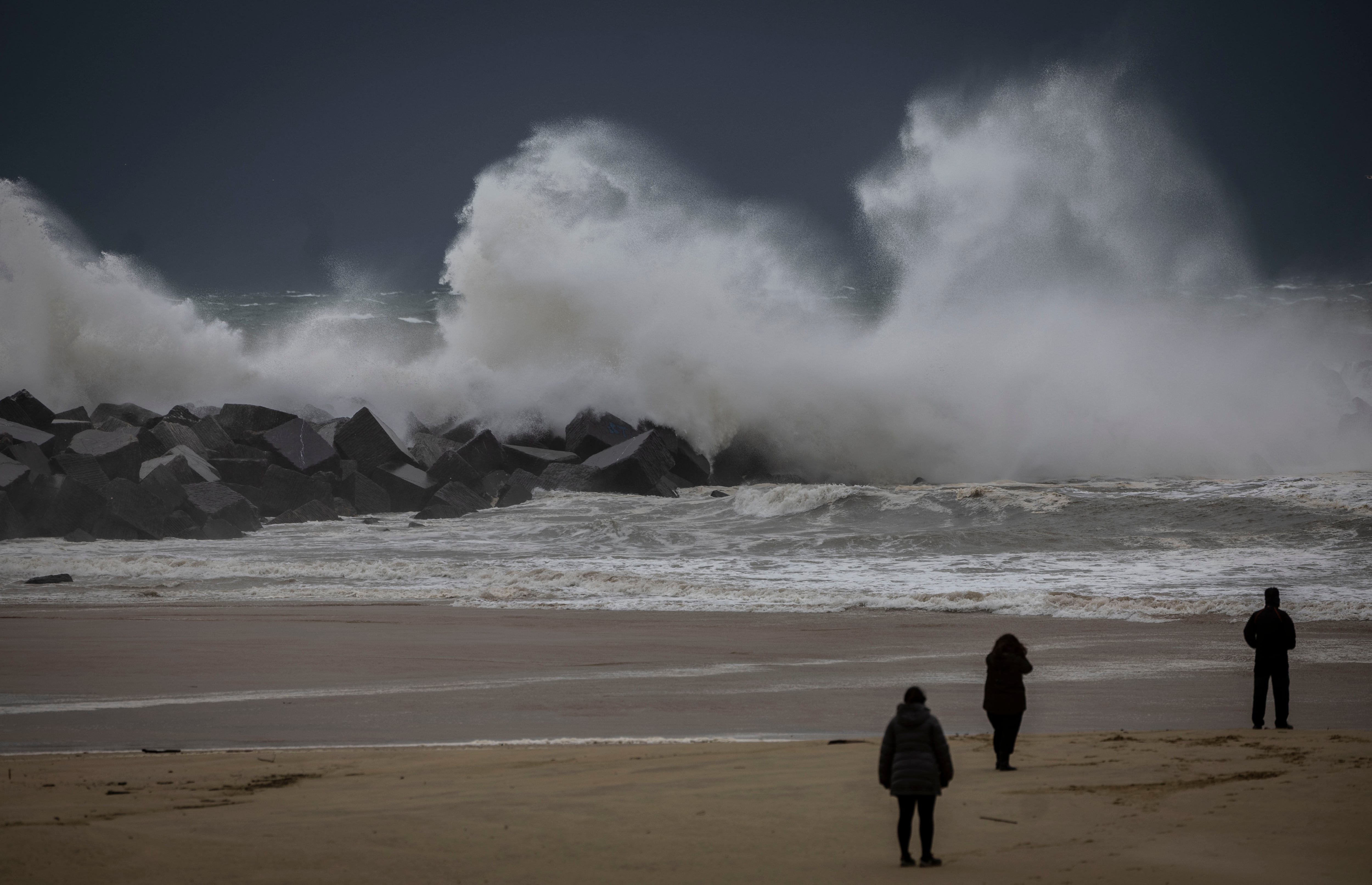 SAN SEBASTIÁN, 08/12/2024.- Vista del oleaje este domingo en la playa de La Zurriola de San Sebastián, que se encuentra en situación de alerta naranja por impacto de olas en costa. La lluvia y los fuertes vientos que soplan este sábado en Gipuzkoa han causado numerosas incidencias en el territorio, aunque ninguna de gravedad. EFE/Javier Etxezarreta
