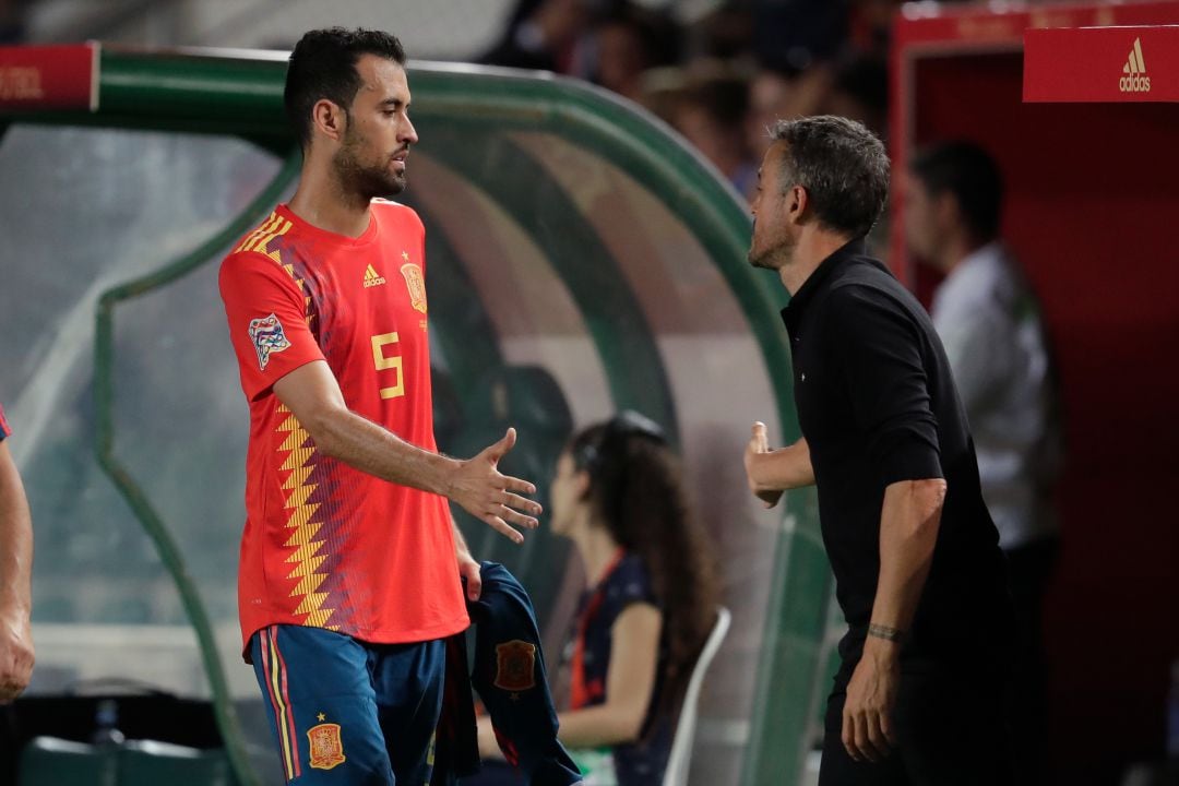 Luis Enrique da la mano a Busquets durante un partido de la Selección.