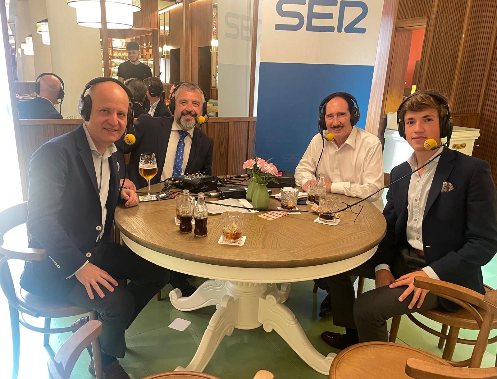 De izquierda a derecha, Javier Zulueta padre, Paco García, Manolo Molés y el novillero Javier Zulueta en las tertulias taurinas de Radio Sevilla desde el Hotel Gran Meliá Colón