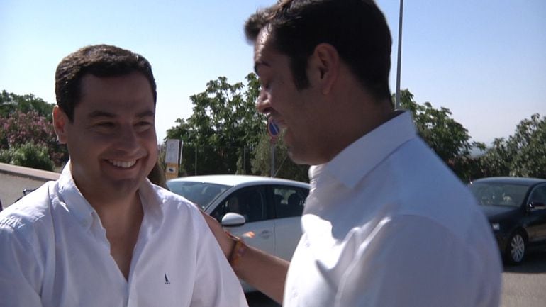 El presidente andaluz del PP Juanma Moreno charla con el presidente provincial Juan Diego Requena en su visita a Andújar