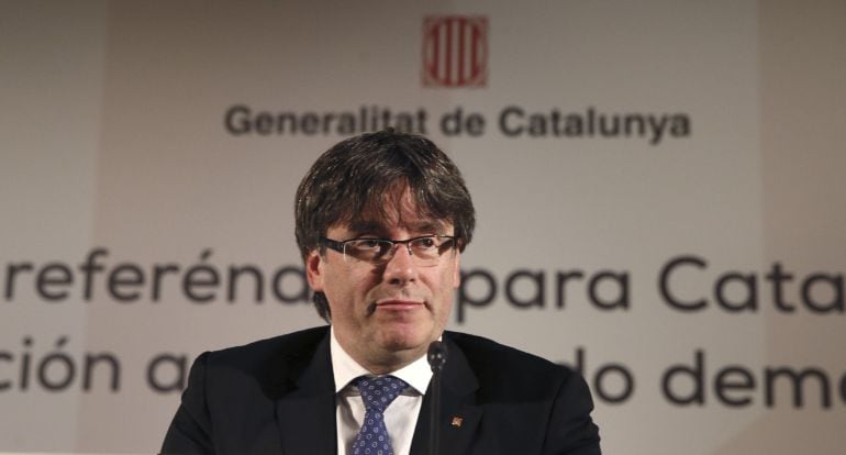 El presidente de la Generalitat, Carles Puigdemont, durante su intervención en la conferencia sobre &quot;Un referéndum para Cataluña. Invitación a un acuerdo democrático&quot;.