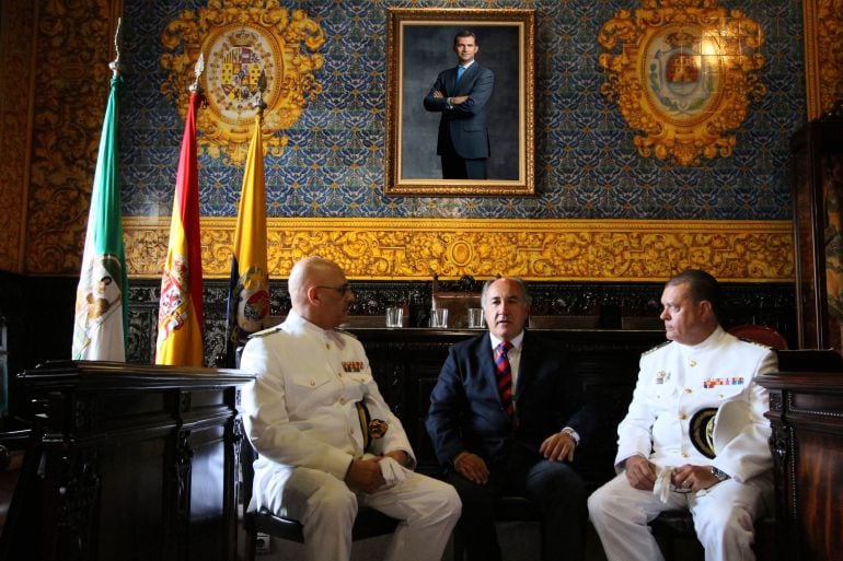 El alcalde de Algeciras, José Ignacio Landaluce recibe a los Capitanes de Navío en el salón de plenos
