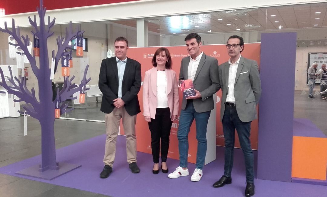 De izquierda a derecha, Julio Lambea ( Servicio de Oncología Médica del Clínico), Carmen Santander (Servcio de Oncología Médica del Hospital Miguel Servet), el actor Luis Larrodera, y el presidente de ALCER Ebro, Santiago Albaladejo 