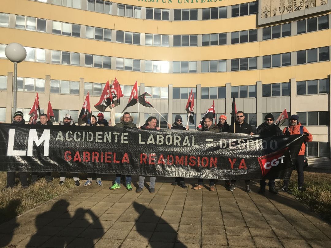 Un grupo de trabajadores y sindicalistas de la CGT esperaba el acto de conciliación que debía celebrarse en el interior del campus