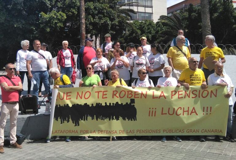 "Que no te roben la pensión, ¡lucha!" es el eslogan con el que se han manifestado decenas de personas por las principales ciudades de Canarias, entre otras, Santa Cruz de La Palma, San Cristóbal de La Laguna y Las Palmas de Gran Canaria, en la foto.