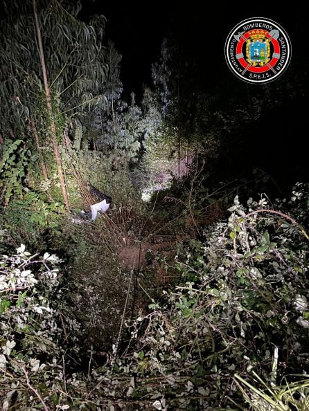 Lugar en el que cayó el vehículo accidentado tras salirse de la carretera de la subida a Peñacabarga.