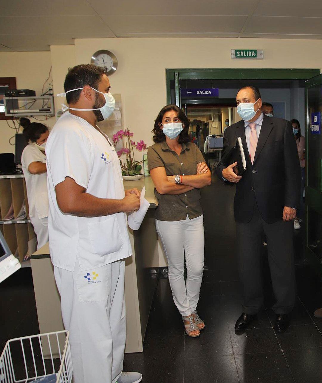 El consejero canario de Sanidad, Blas Trujillo, durante una visita al Hospital Molina Orosa de Lanzarote