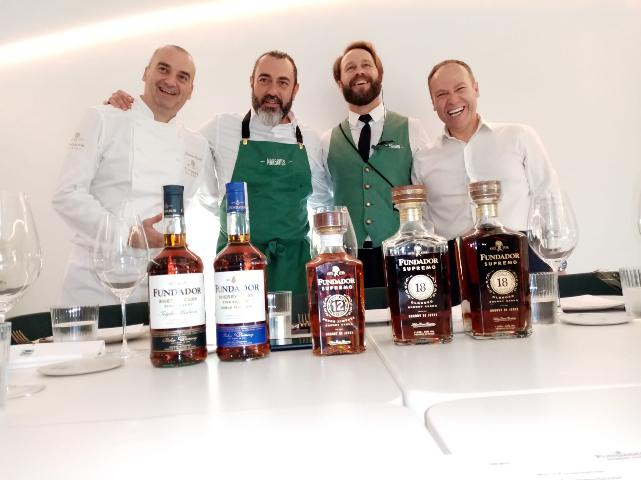 De izquierda a derecha, el chef francés y Brand Ambassador de Fundador Romain Fornell; el chef al frente del proyecto Mareantes, Rafa Zafra; el sumiller José Maraver; y Ángel Piña, Global Chief Commercial & Marketing Officer de Bodegas Fundador