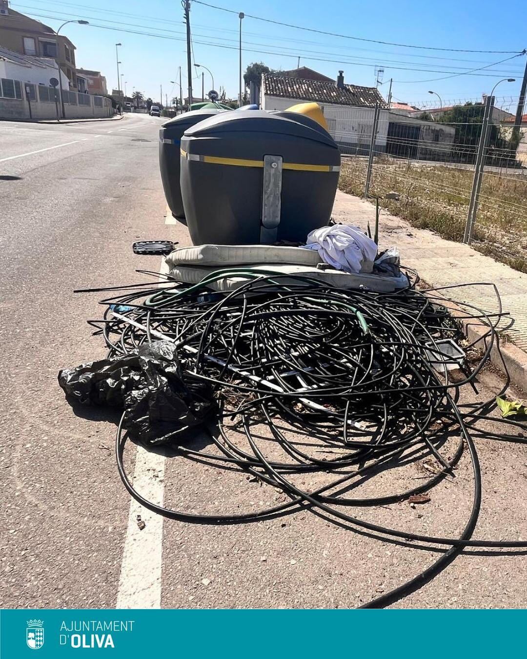 Escombros fuera de contenedores en Oliva.