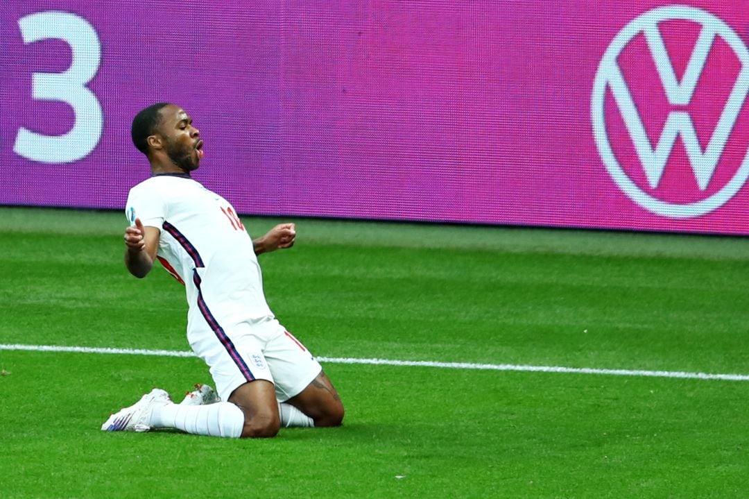 Sterling celebrando su gol frente a República Checa