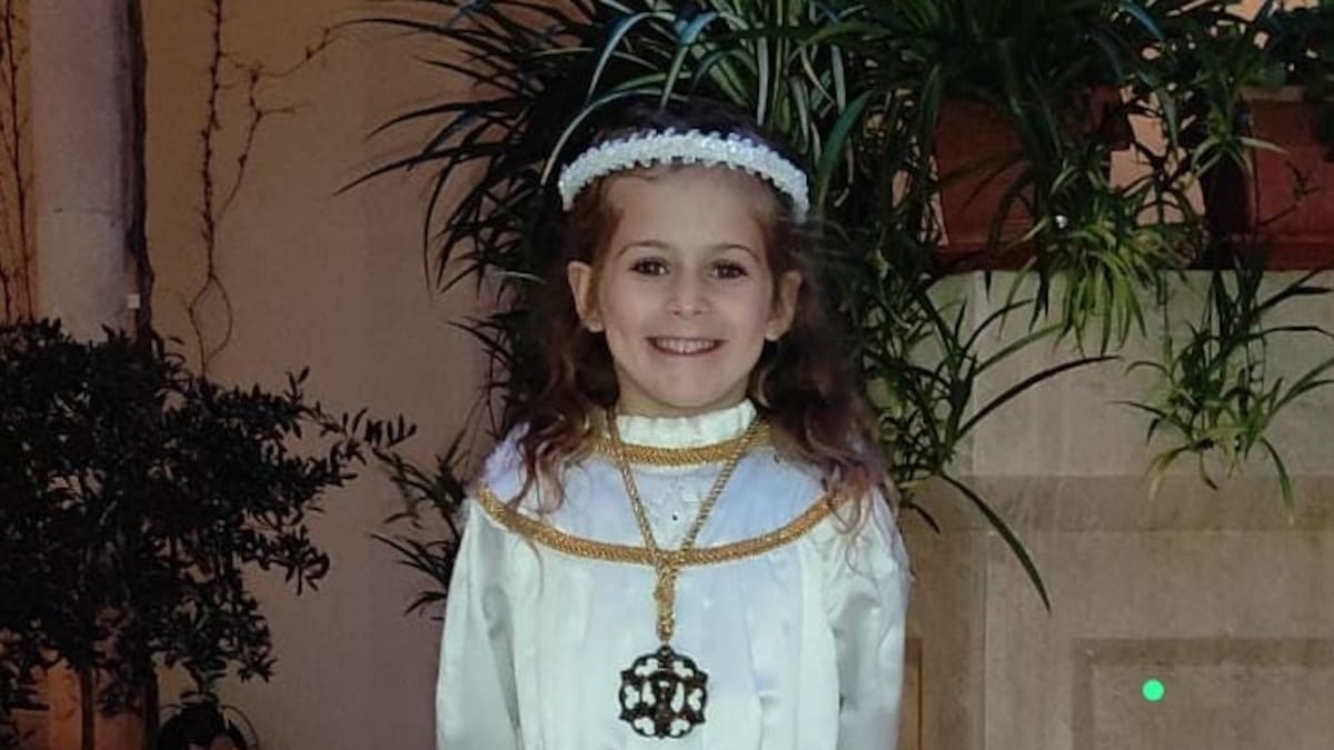 Ruth Arnáiz García, protagonista de la Bajada del Ángel de Aranda 2024, con su hermana Irene y su madre Noelia