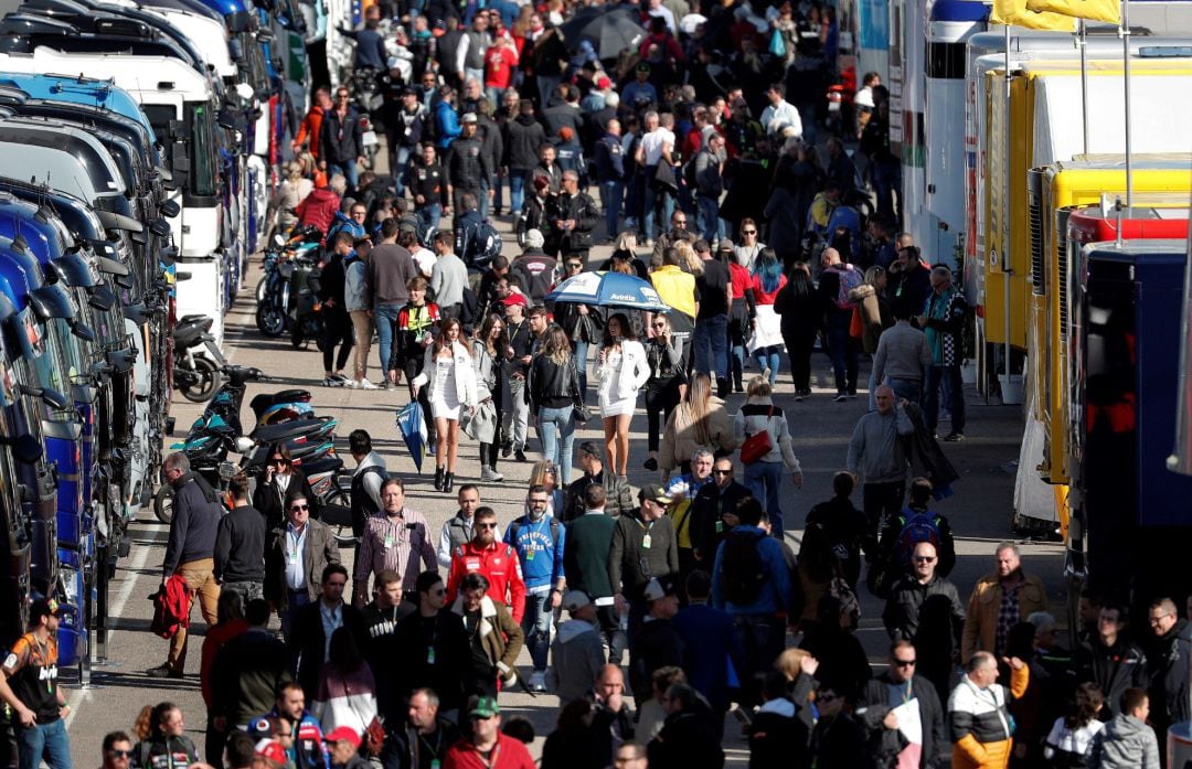 Un gran número de aficionados recorre el circuito Ricardo Tormo este sábado en el que se celebra el Gran Premio de la Comunitat Valenciana