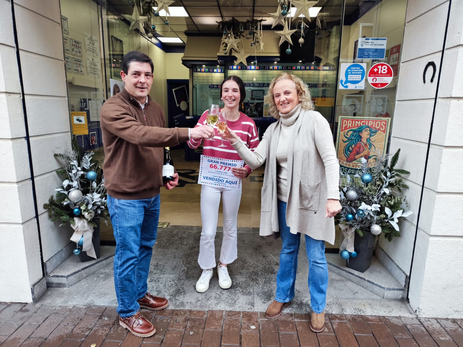 Javier y Ainhoa junto a su hija África celebrando que han repartido 750.000 euros de la lotería de El Niño en la administración de Olaguibel, 35 de Vitoria