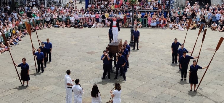 Ane Maruri se ha convertido en la primera mujer que baila el &quot;Kaxarranka&quot; en Lekeitio. / EH Bildu Lekeitio.