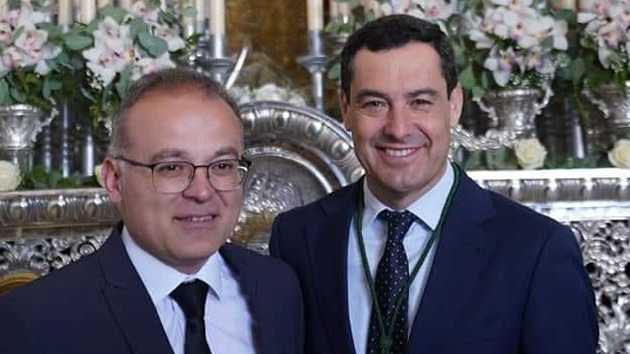 El candidato del PP a la Alcaldía de Baza (Granada), Pedro Ramos, junto al presidente del PP andaluz y de la Junta, Juanma Moreno, la pasada Semana Santa