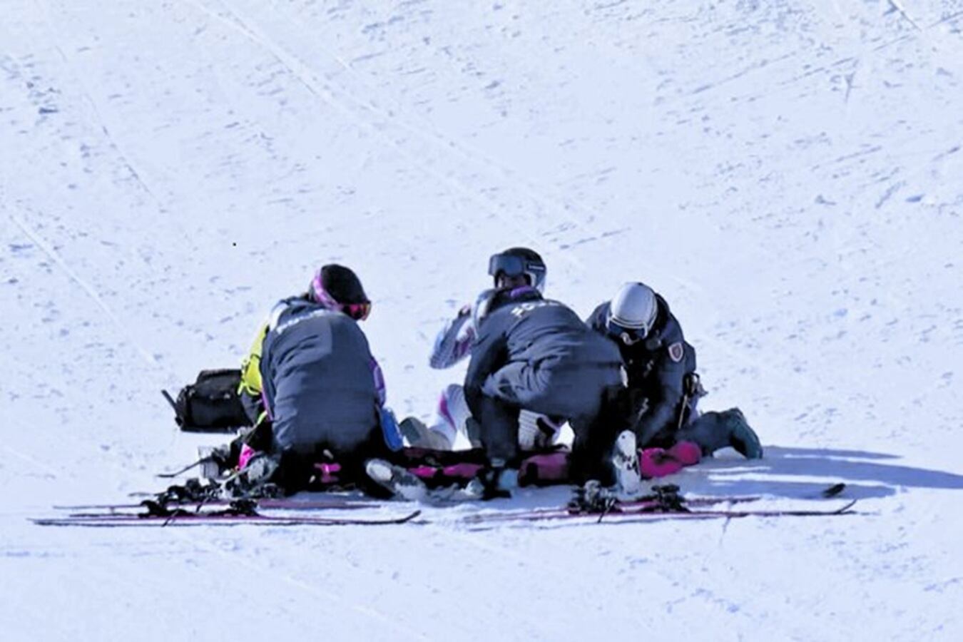 Cande Moreno atesa pels serveis mèdics dels Jocs de Cortina d'Ampezzo després de la greu caiguda durant el descens dels Jocs Olímpics