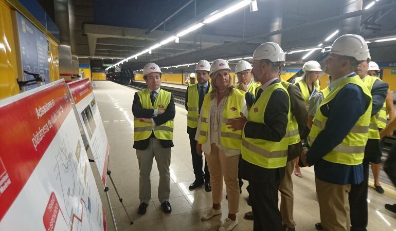 La consejera de Transportes madrileña en la estación de El Carrascal