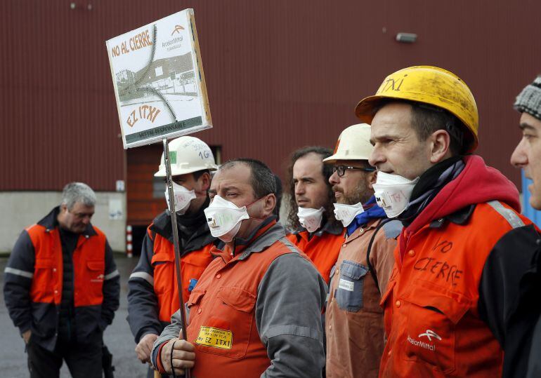 Varios trabajadores de Arcelor Mittal se concentra este jueves a las puertas de la factoría de Zumárraga.