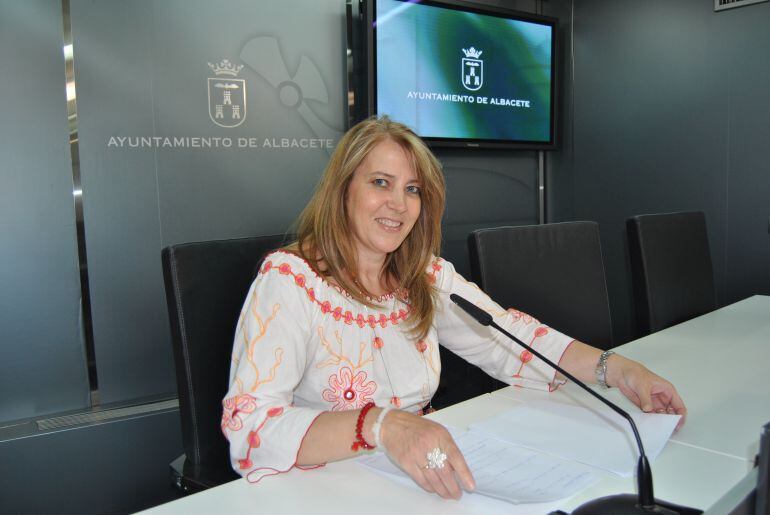 La portavoz del equipo de gobierno Llanos Navarro en la rueda de prensa celebrada este jueves