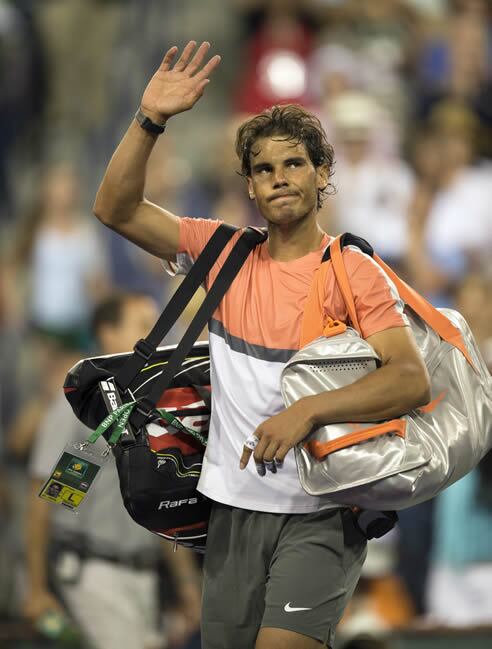 El tenista español Rafael Nadal se despide del público tras perder ante el ucraniano Alexandr Dolgopolov