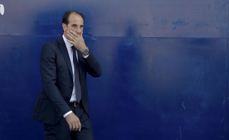 GRA090. LEGANÉS (C.A. DE MADRID), 25092016.- El entrenador provisional del Valencia, Salvador González &quot;Voro&quot;, al inicio del partido de la sexta jornada de Liga que su equipo disputa ante el Leganés hoy el el estadio de Butarque. EFEJuanJo Martín