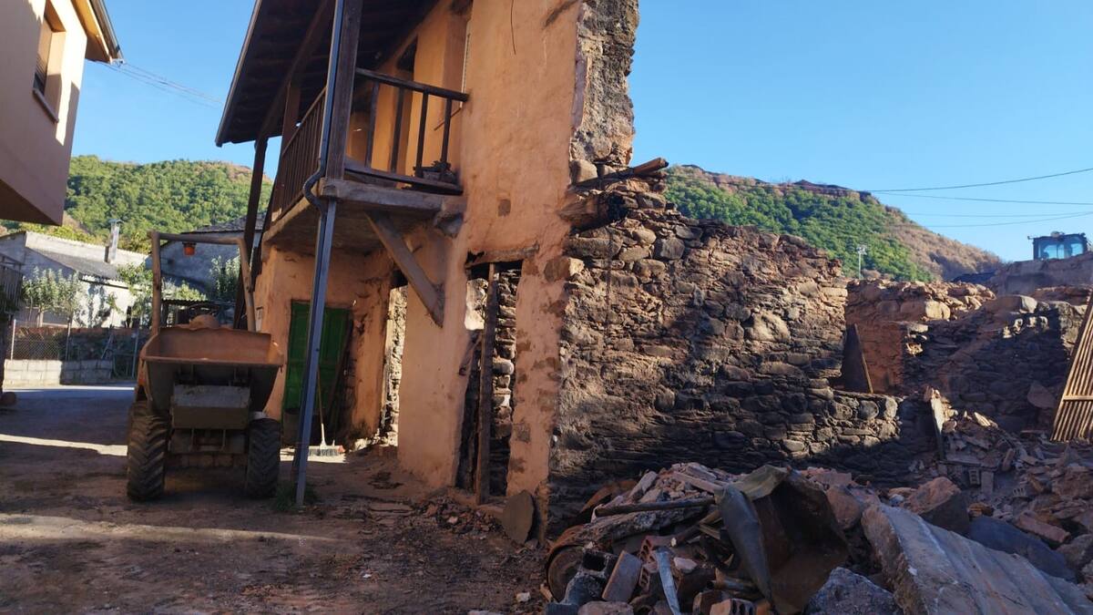 Empieza el desescombro de las casas arrasadas por el fuego en Médulas