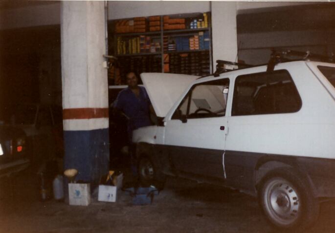 José Cruz López reparando un Seat Panda.