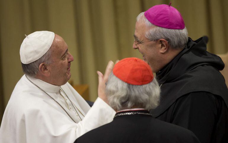 VAT03 VATICANO (VATICANO) 12/02/2015.- El papa Francisco (i) habla con el obispo de David, el hispano-panameño José Luis Lacunza Maestrojuán (d), a su llegada a la reunión con el Colegio cardenalicio con ocasión del consistorio para la creación de nuevos cardenales y para conocer cómo evoluciona la reforma de la Curia en el salón del Sínodo en el Vaticano, hoy, jueves 12 de febrero de 2015. El Pontífice anunció que nombraría cardenal a Maestrojuán el próximo 14 de febrero. EFE/Claudio Peri