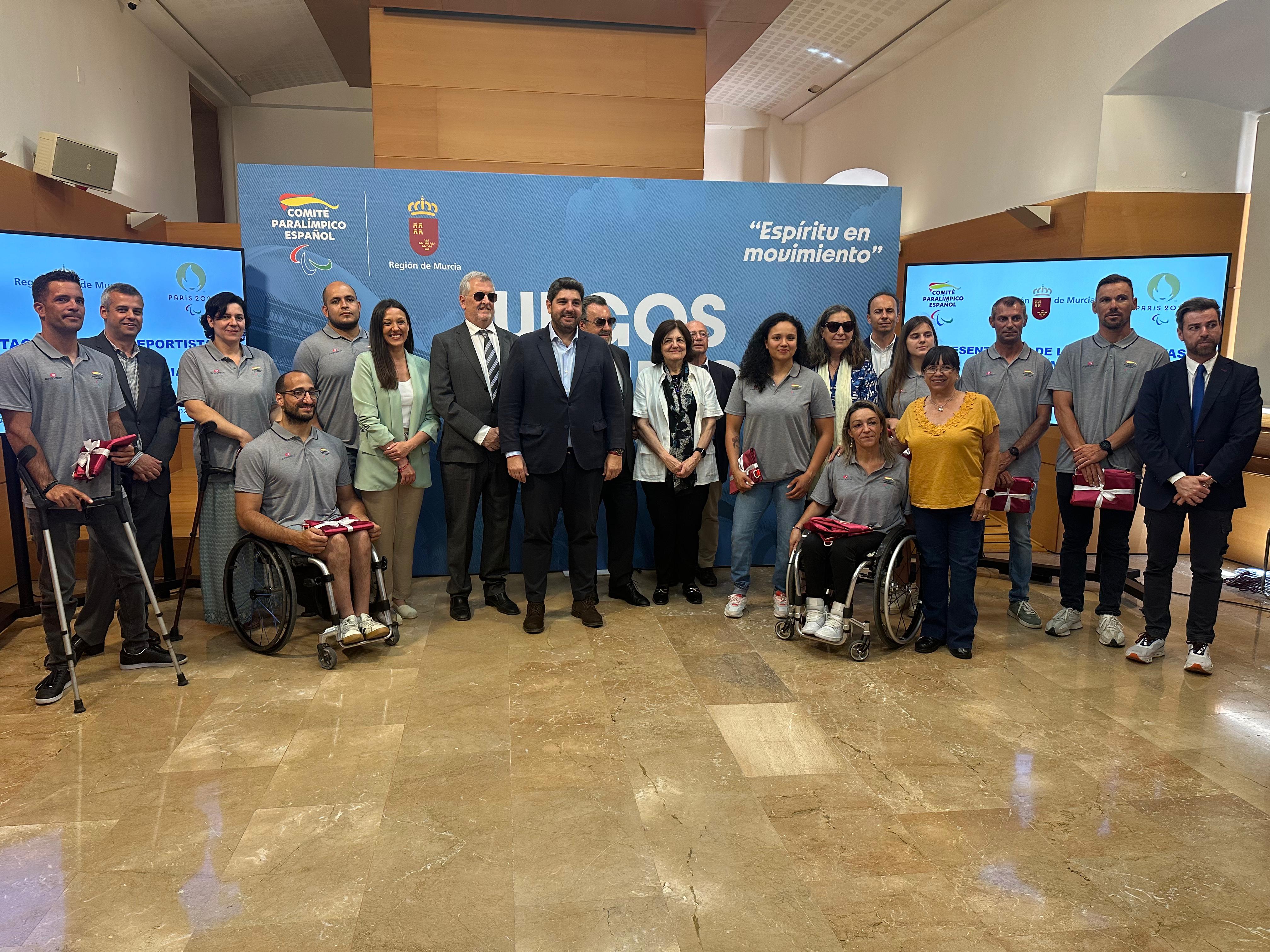 Fernando López Miras con los deportistas preseleccionados a los Juegos Paralímpicos