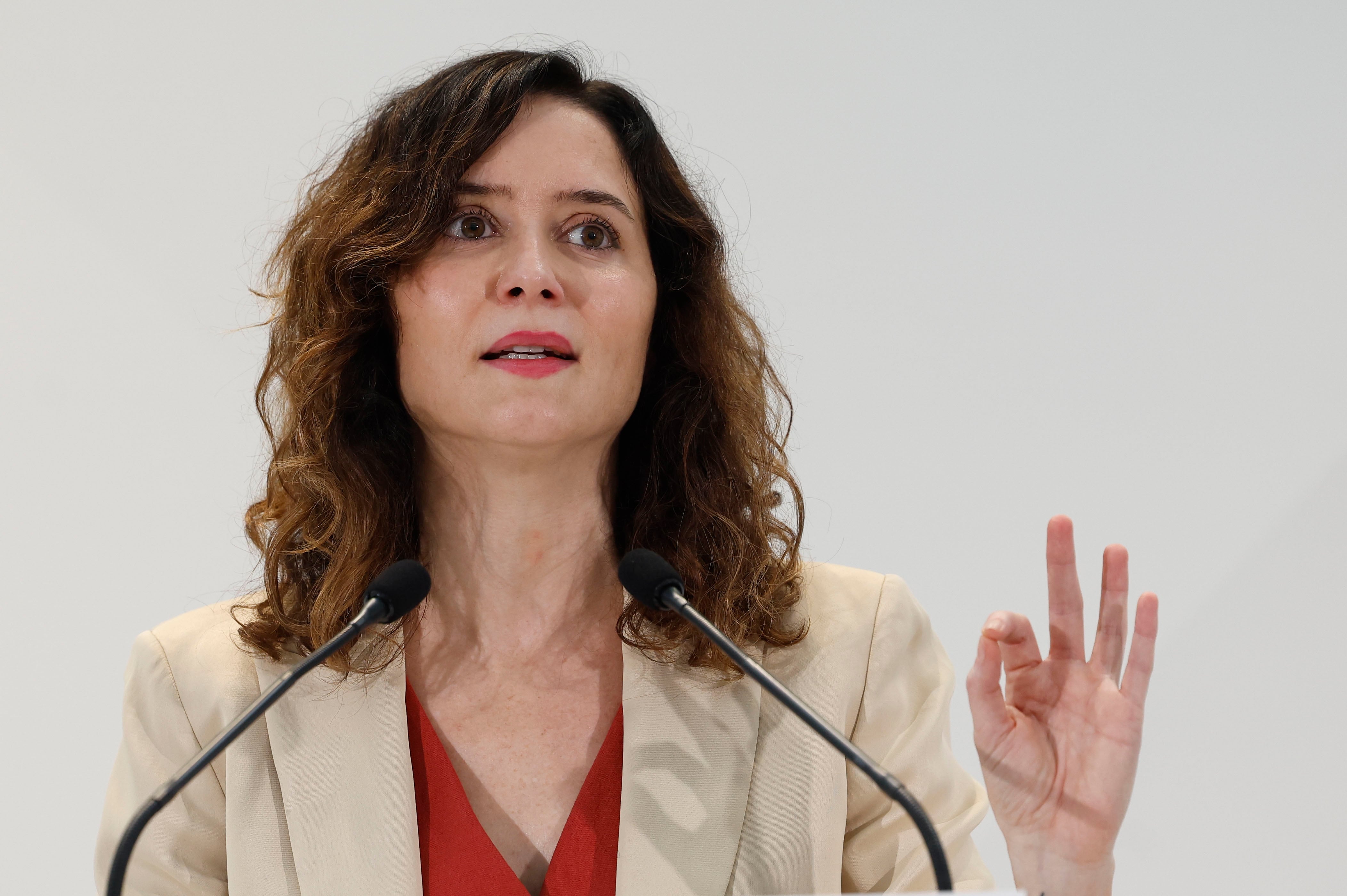 La presidenta de la Comunidad de Madrid, Isabel Díaz Ayuso, da un discurso mientras visita las instalaciones de Finanzauto este lunes en la localidad madrileña de Arganda del Rey.