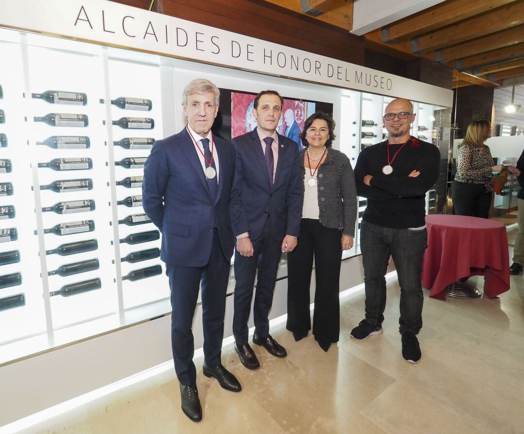 Los tres nombrados posan junto al director del Museo Provincial del Vino